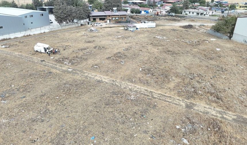 Depremin acı yüzünü yansıtan araç mezarlığından geriye sadece bir minibüs kaldı