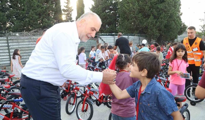 Camiye giden çocuklar hediyelerine kavuşuyor