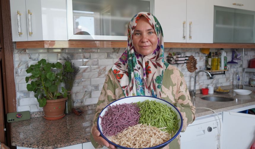 Niğde’de erişteler doğal renklerle kışa hazırlanıyor