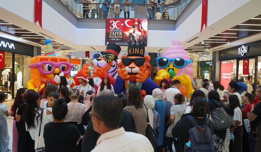 Zafer Bayramı coşkusu Temapark AVM’ye taşındı