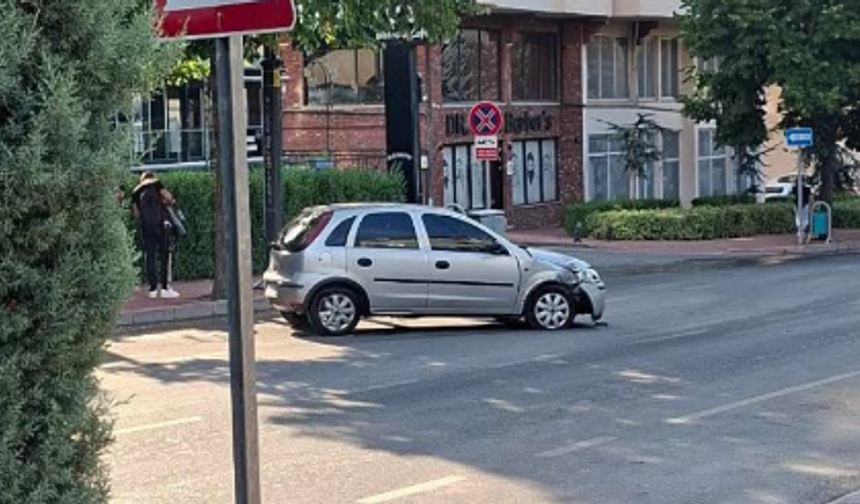 Süleyman Fethi Caddesi’nde iki araç çarpıştı