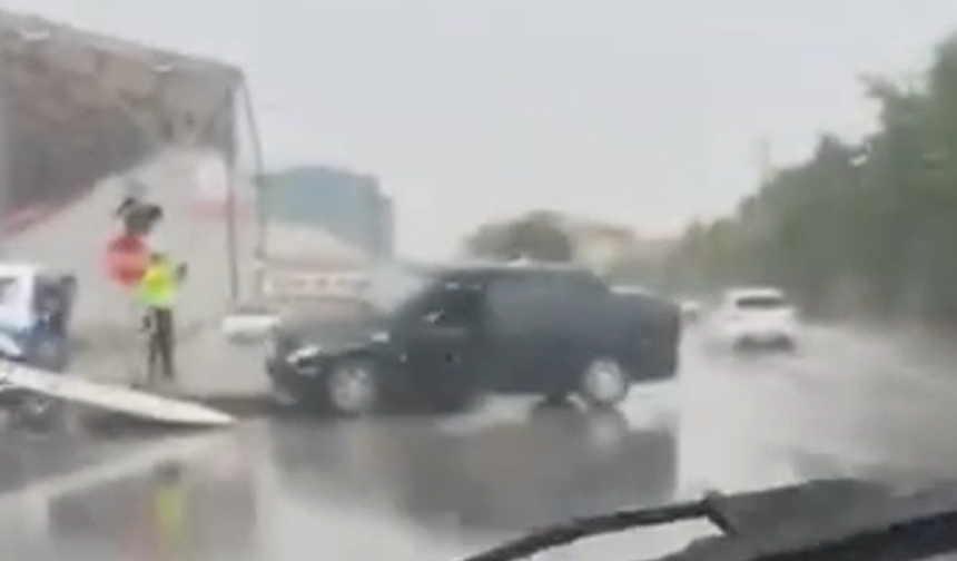 Kale Mahallesi’nde otomobil kaldırıma çıktı