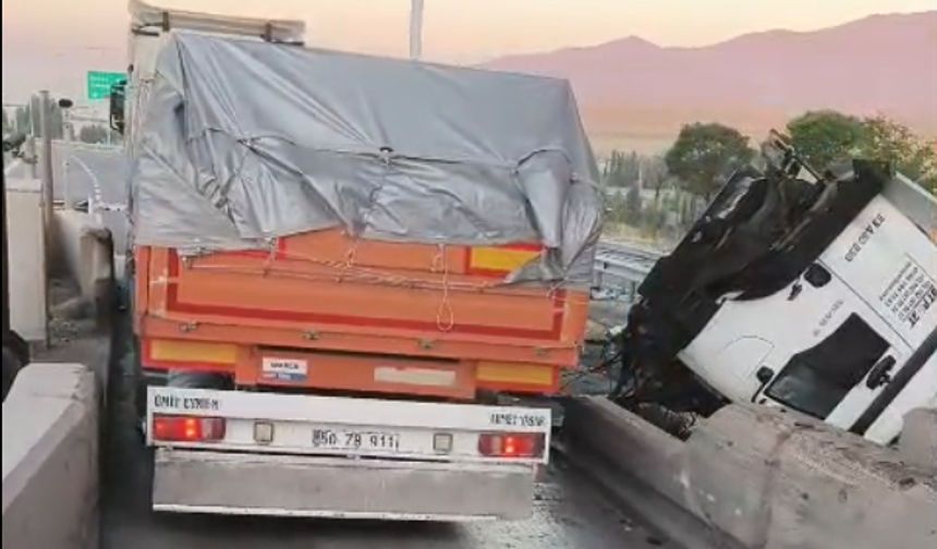 Niğde’de tır otoyol gişesine çarptı