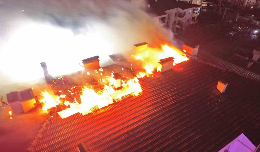 Elektrik panosunda çıkan yangın apartmanın çatısını sardı