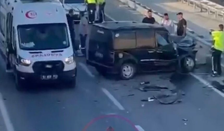 Niğde’de hafif ticari araç ile iş makinesi çarpıştı