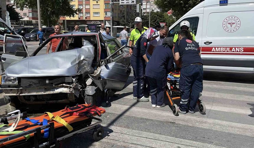 Kontrolden çıkan otomobil önce yayaya ardından sinyalizasyon direğine çarptı: 2 yaralı
