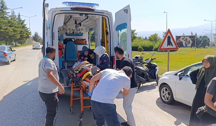 Otomobile çarpan motosiklet sürücüsü ağır yaralandı