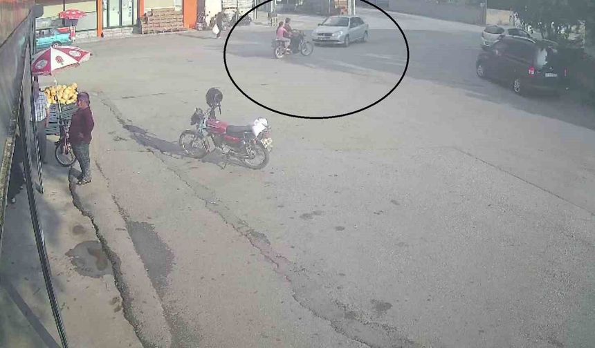 Otomobille çarpışan motosikletteki 2 kişi yaralandı