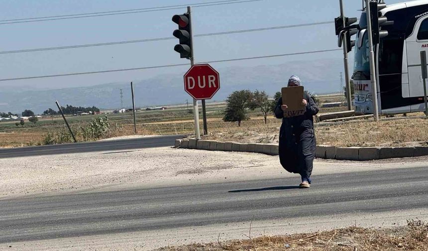 Trafik ışıklarındaki dilenciler, zabıtayla karşılaşınca arkalarına bakmadan kaçtılar