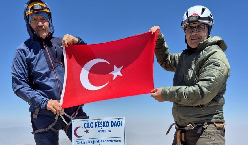 NÖHÜ'lü öğretim görevlisi Reşko Zirvesi'ne tırmandı
