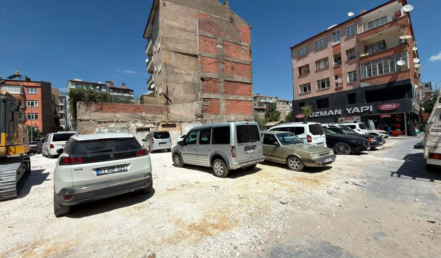 Niğde'de yıkılan binanın yeri otoparka dönüştü