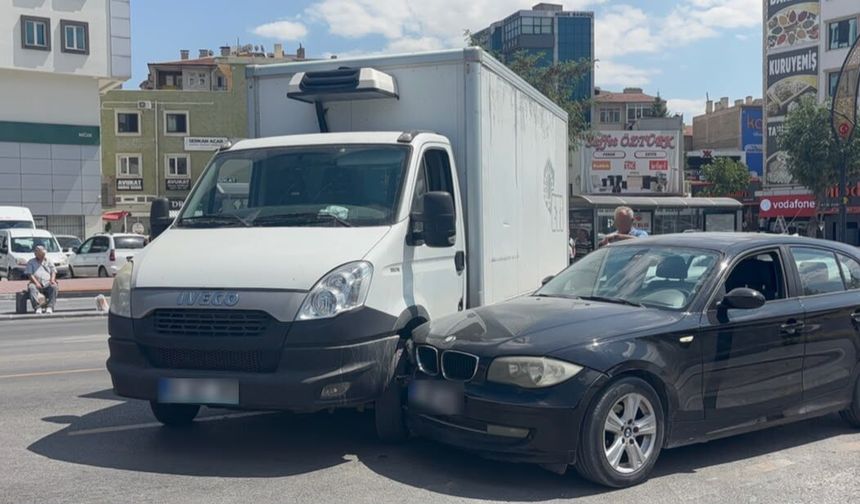 Cumhuriyet Meydanı'nda otomobil ile kamyonet çarpıştı