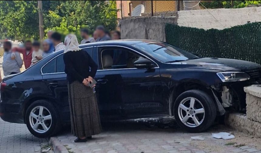 Otomobil bahçe duvarına çarptı: 1 yaralı