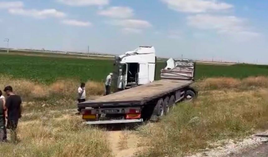 Niğde'de Kayseri yolunda tır makasladı