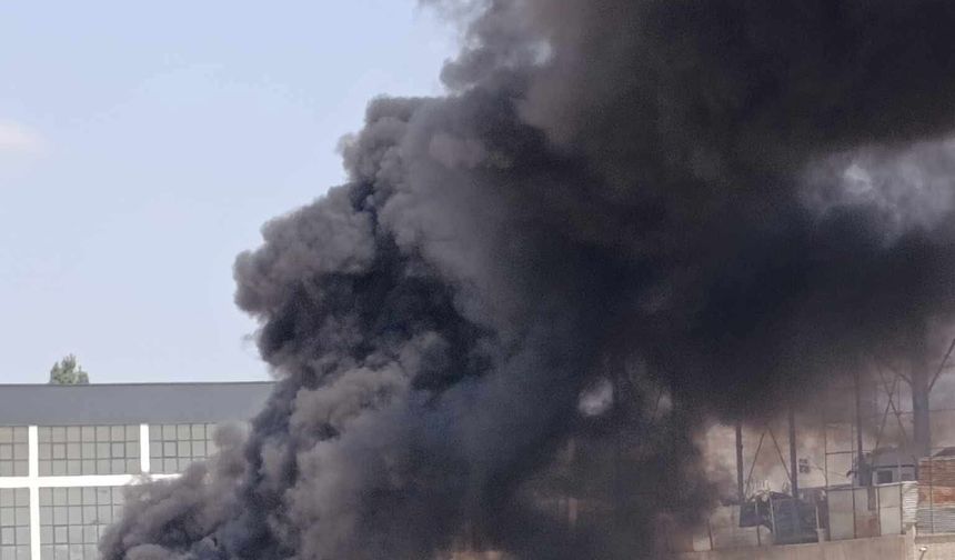 Niğde’de boş arazideki atıklar yandı