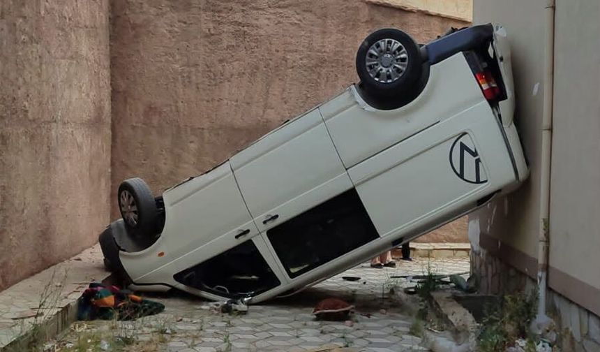 Niğde’de kontrolden çıkan ticari araç iki binanın arasına düştü