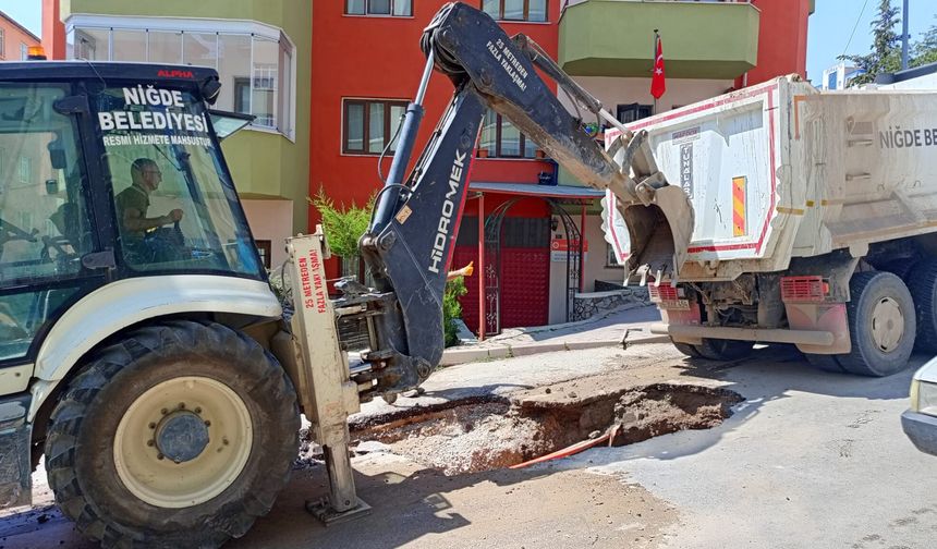Niğde’de su arızası sonrası yol düzenleniyor