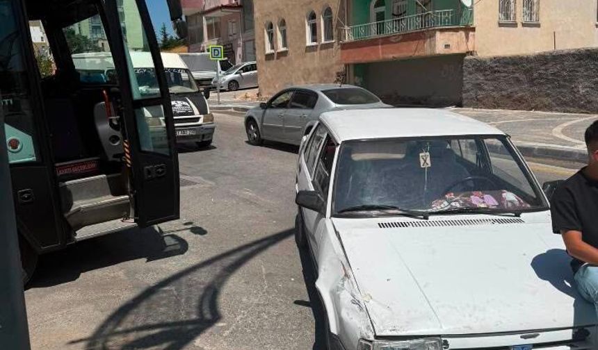 Yeşilburç Caddesi’nde otobüs ile otomobil çarpıştı: 1 yaralı