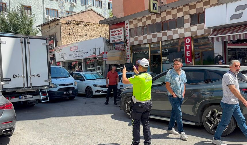 Niğde’de açılan kamyonet kapağı otomobile çarptı
