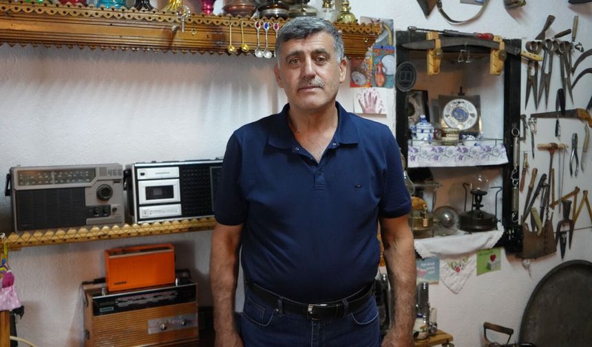Babasından kalan radyoyla başladı, evinin altında müze kurdu