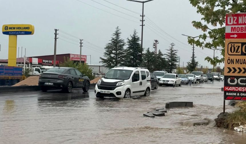 Niğde’de sağanak şaşırtmadı: Atasanayi sular altında kaldı