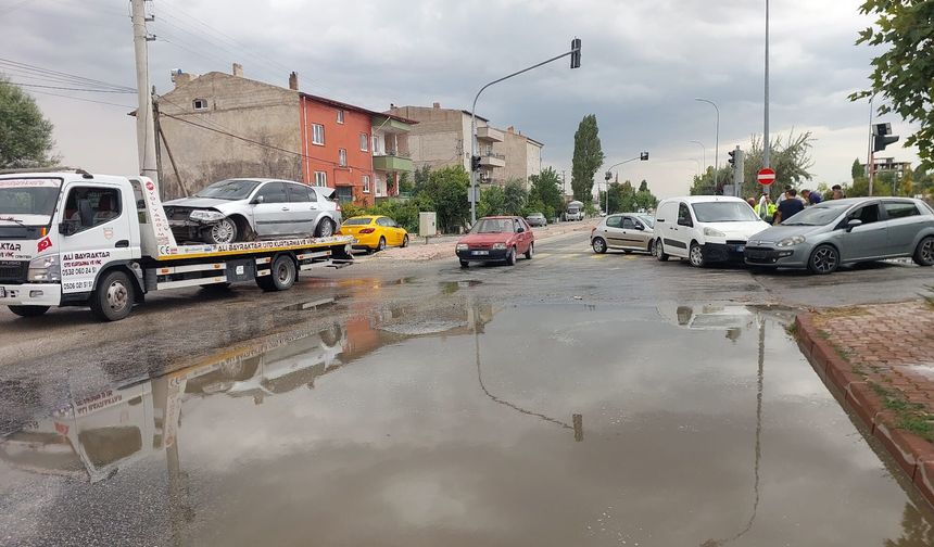 Niğde kanal boyunda zincirleme kaza: 3 araç birbirine girdi
