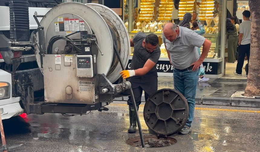 Niğde’de sağanak sonrası kanalizasyon tıkandı