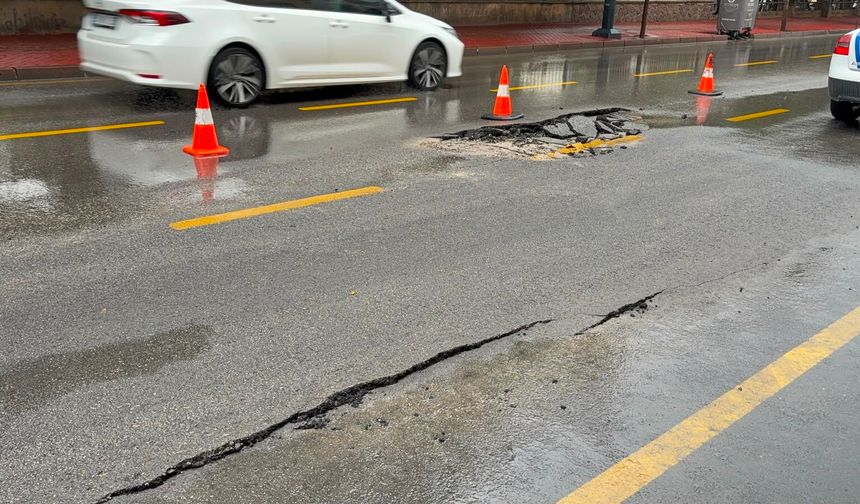 Süleyman Fethi Caddesi’nde yol çöktü
