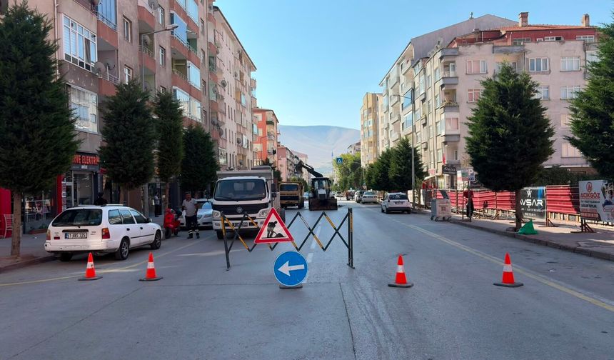 Niğde’de su hattı patladı, yol kapatıldı
