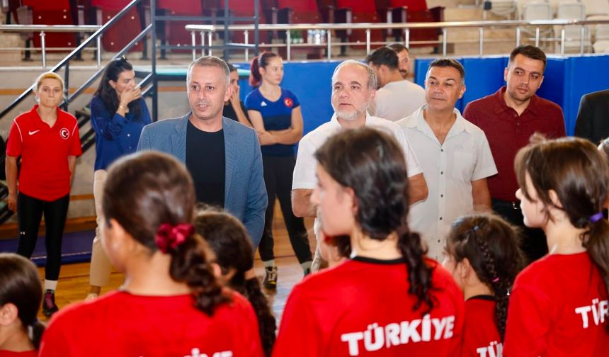 Niğde’de U12 Kadın Güreş Milli Takımı’na ziyaret