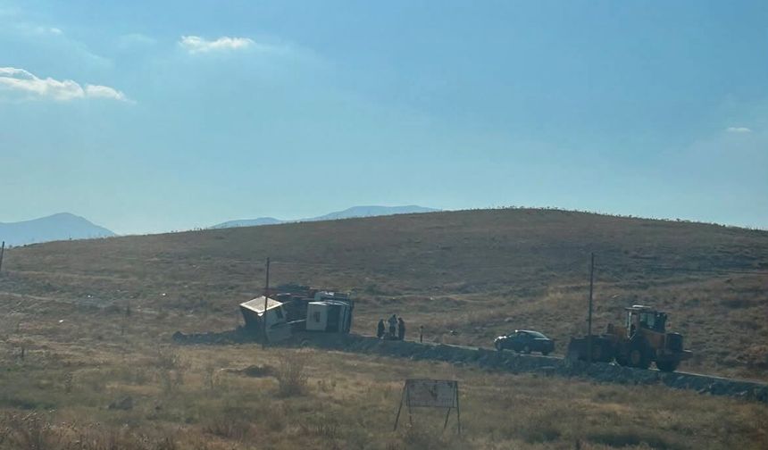 Niğde’de Gümüşler Barajı yakınında kamyon devrildi