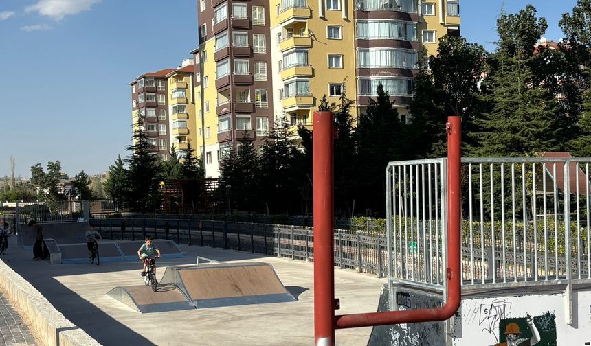 Niğde’de çocuklar kaykay pistinde doyasıya eğleniyor