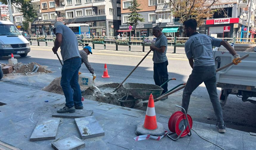 Niğde'de kaldırım taşları onarılıyor