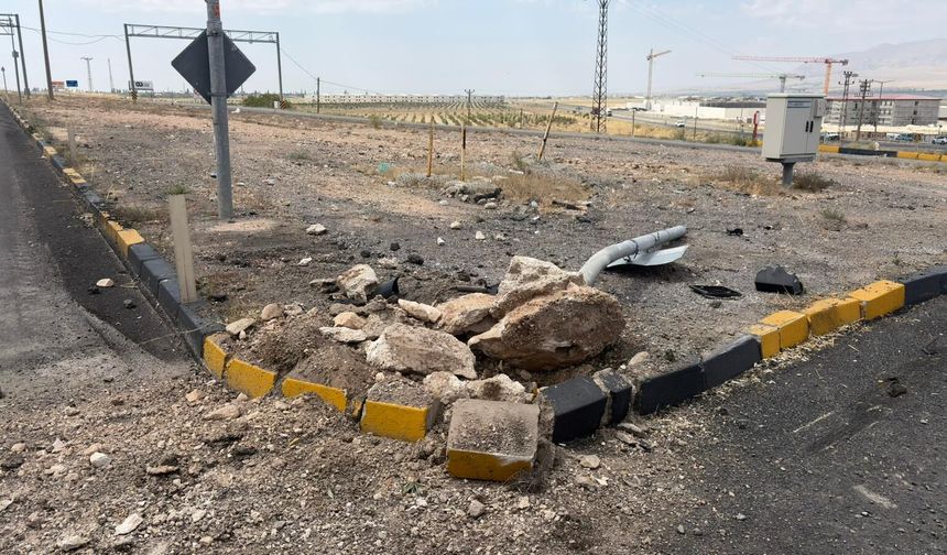TIR direğe çarptı, kavşak ışıksız kaldı