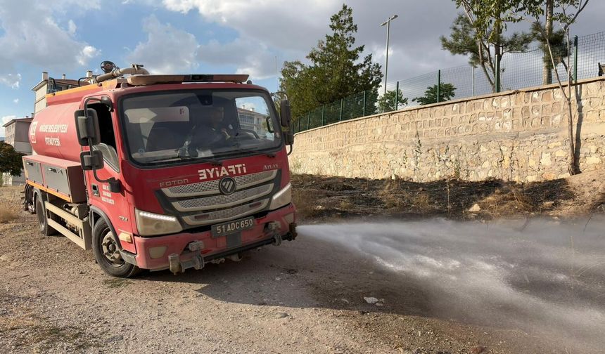 Çıkan ot yangınına ekipler müdahale etti
