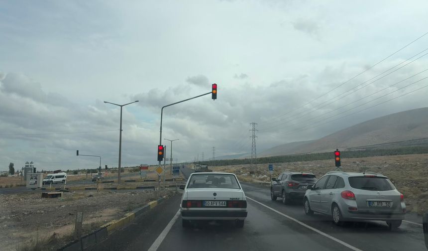 TIR’ın çarptığı trafik ışıkları onarıldı