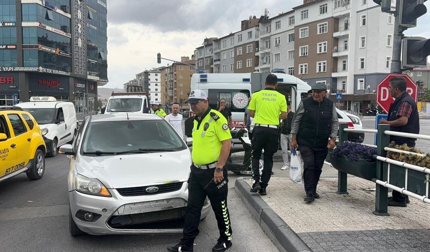 Kavşakta motosiklet ile otomobil çarpıştı: 1 yaralı