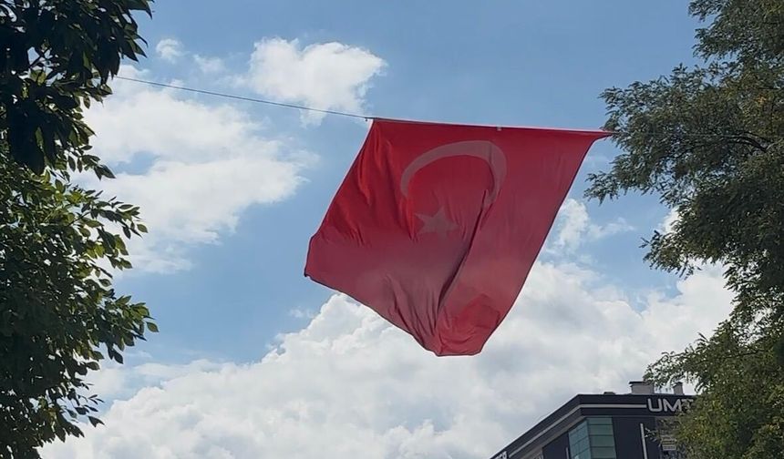 Niğde’de iş yerleri Türk bayraklarıyla donatıldı