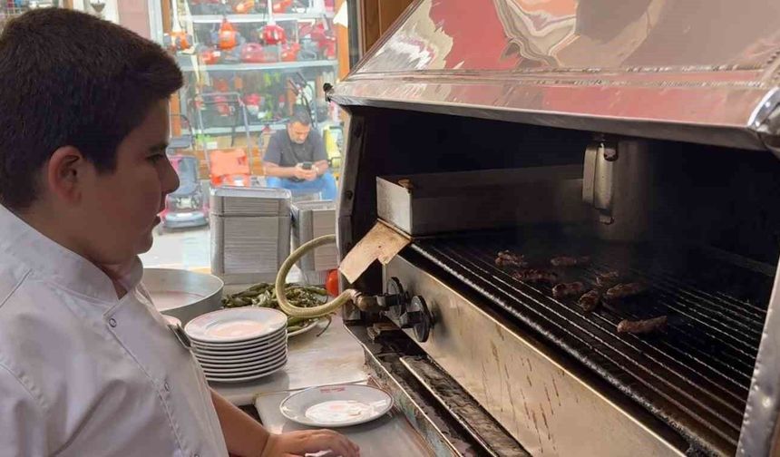 Yaz tatilinde evde oturmak yerine mutfağa girdi, 14 yaşında şef oldu