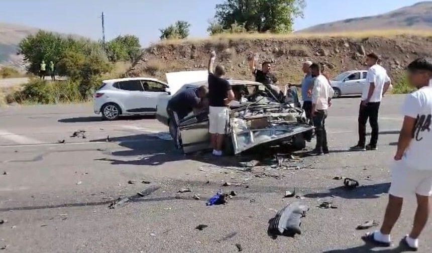 İki araç kafa kafaya çarpıştı: 2 yaralı
