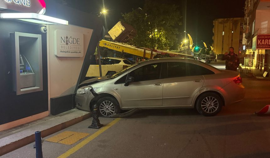Freni boşalan otomobil duvarı yıkıp ATM’lere çarptı
