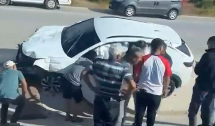 Refüjdeki trafik levhalarına çarpan sürücü yaralandı