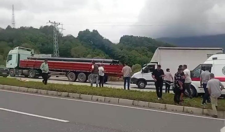 Ambulans tıra arkadan çarptı 1 kişi yaralı