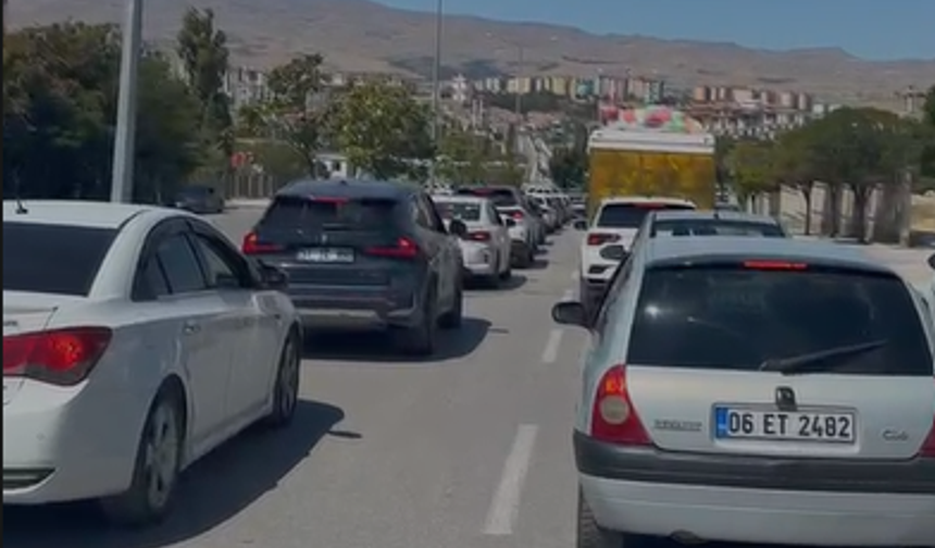 Niğde'de KPSS çıkışı araç yoğunluğu