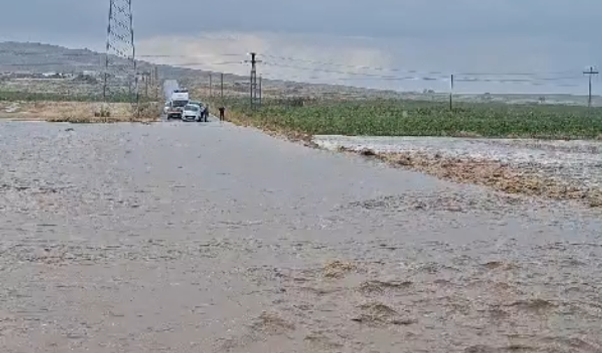 Niğde’de sel nedeniyle yol ulaşıma kapandı