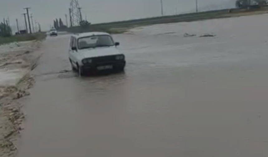 Niğde’de Orhanlı yolu sular altında kaldı
