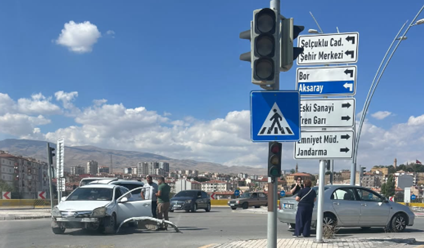 Niğde’de iki otomobil çarpıştı