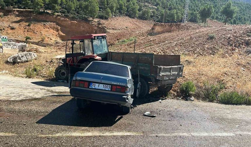 Otomobil traktörün römorkuna çarptı: 3 yaralı