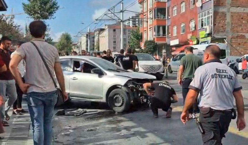 Otomobil kaldırıma çıktı: 2 yayaya çarptı