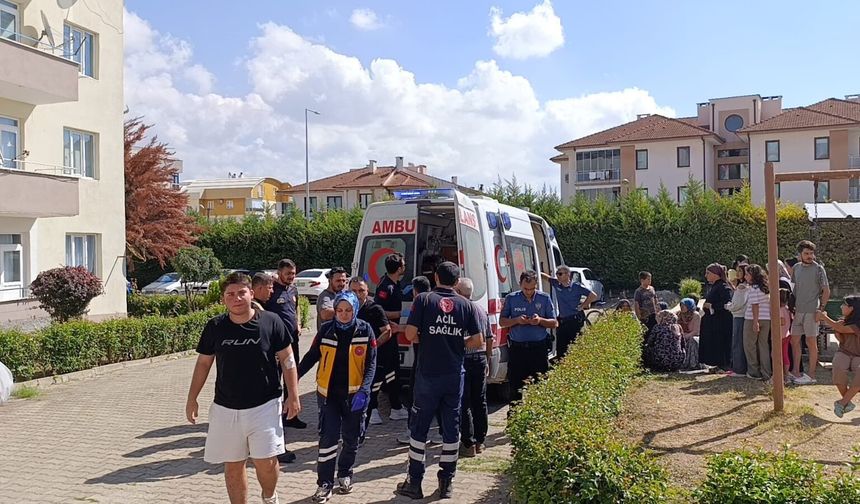 Mutfaktan çıkan yangında 4 kişi dumandan etkilendi